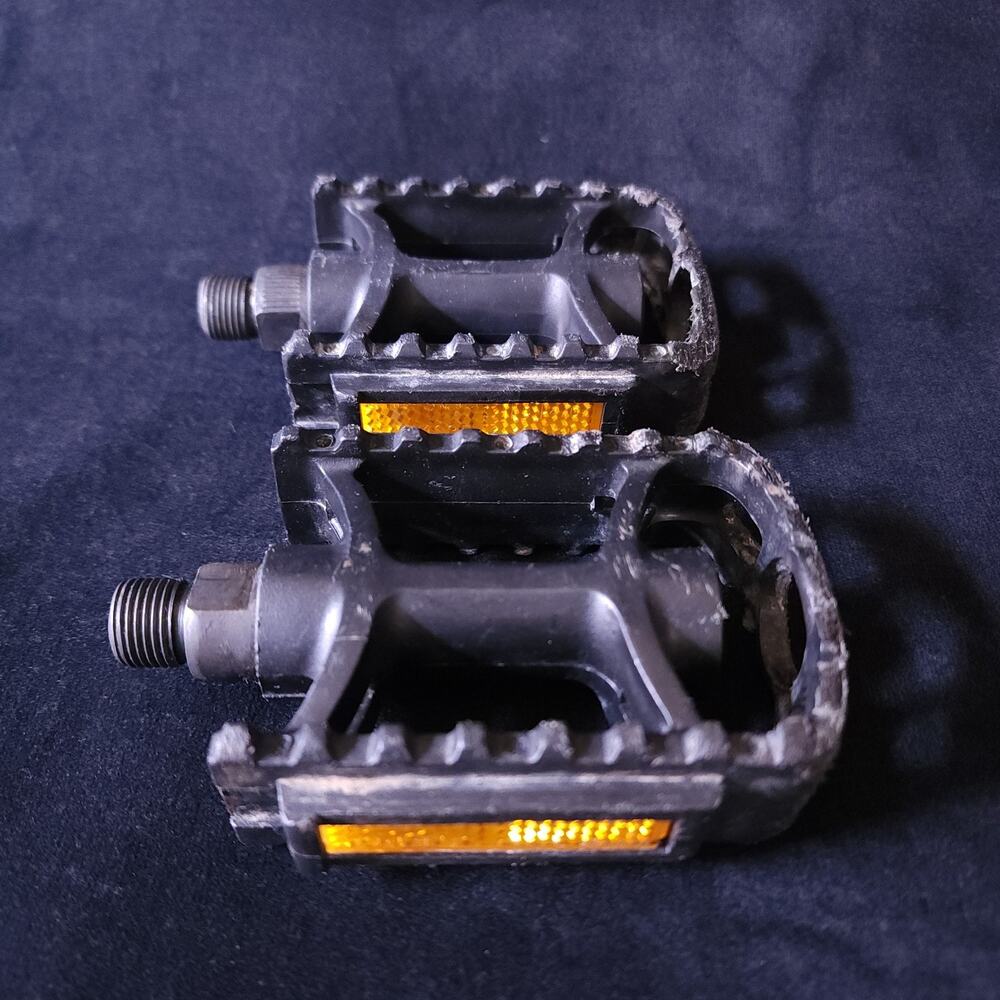 Wellgo K20410 Bike Black Pedals Universal Dirt Bike & MTB w/ Reflector Strips